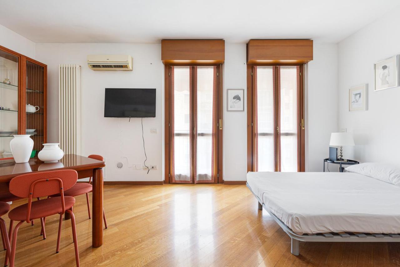 Cosy Studio With Balcony & Private Garage Milan Exterior photo