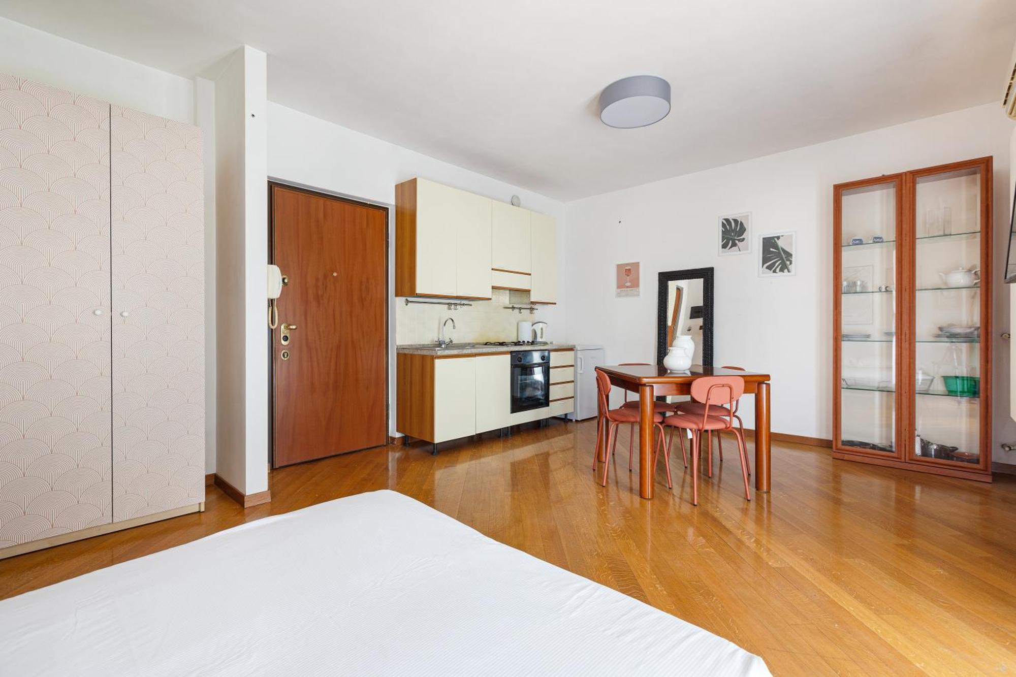 Cosy Studio With Balcony & Private Garage Milan Exterior photo