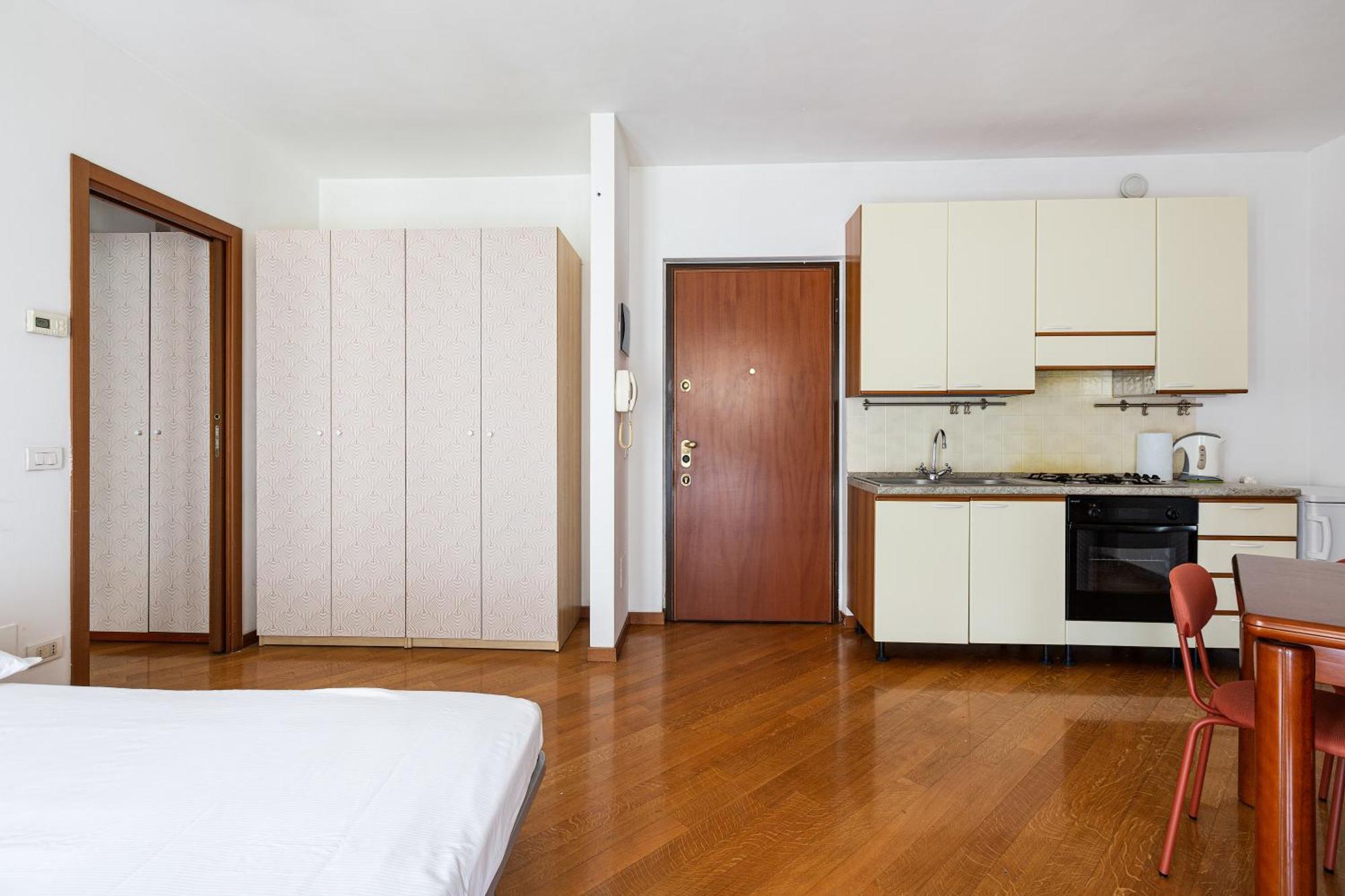 Cosy Studio With Balcony & Private Garage Milan Exterior photo