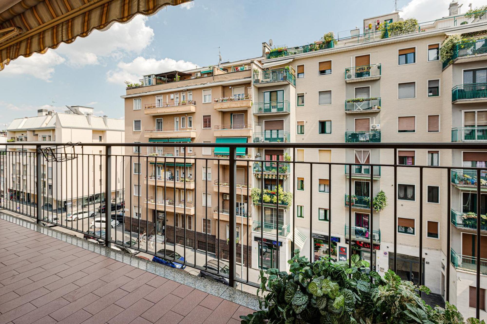 Cosy Studio With Balcony & Private Garage Milan Exterior photo